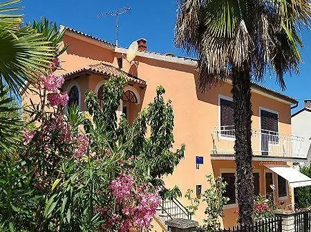 Apartment Clara 3 *